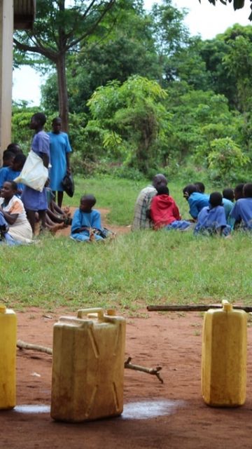 acceso de agua potable en comunidades de uganda