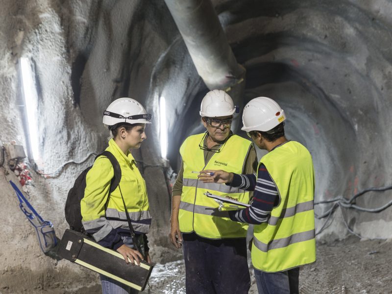 trabajadores en obra de ferrovial agroman