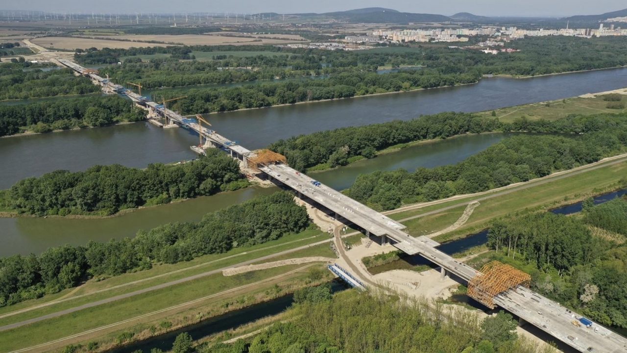 tecpresa postesado en viaductos de cimbra autolanzable carretera D4R7 Eslovaquia rio Danubio