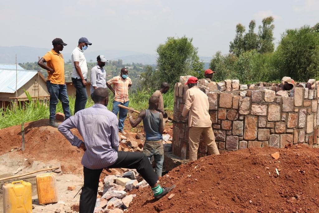 Personas construyedo uno de los proyectos de higiene en Ruanda, África