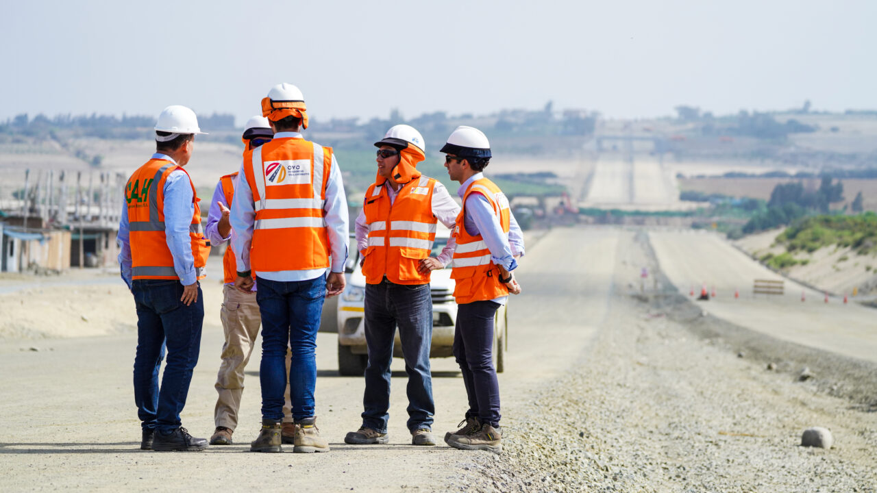 Equipo en la Construccion del proyecto vial Chimbote Peru de Ferrovial