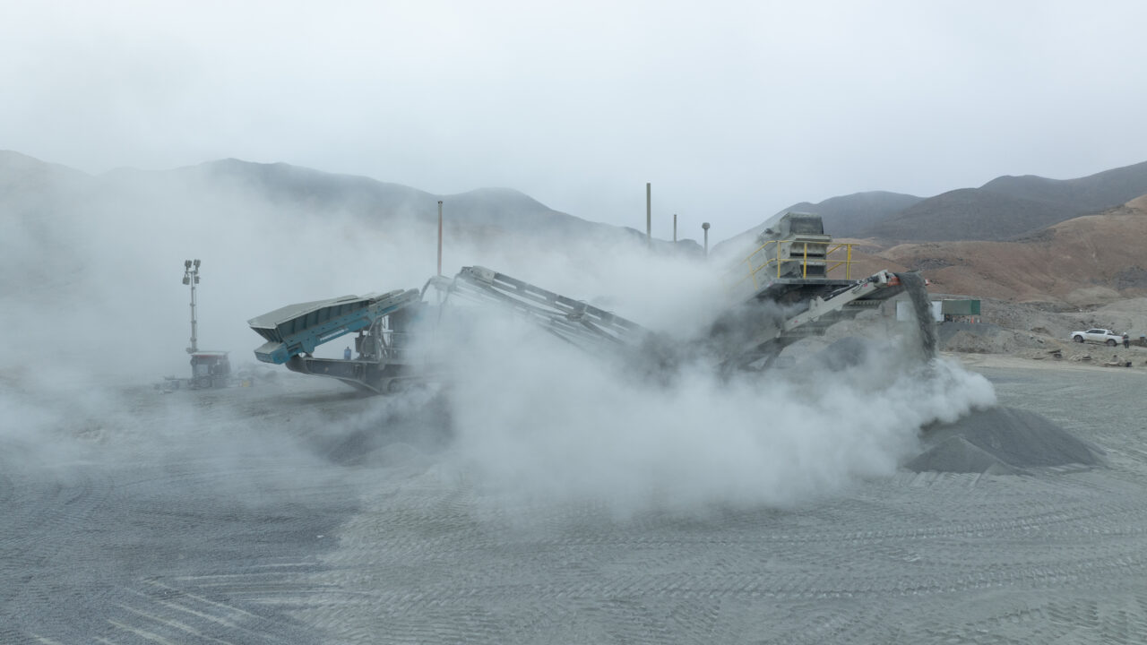 Maquinaria funcionando en la Construccion del proyecto vial Chimbote Peru de Ferrovial