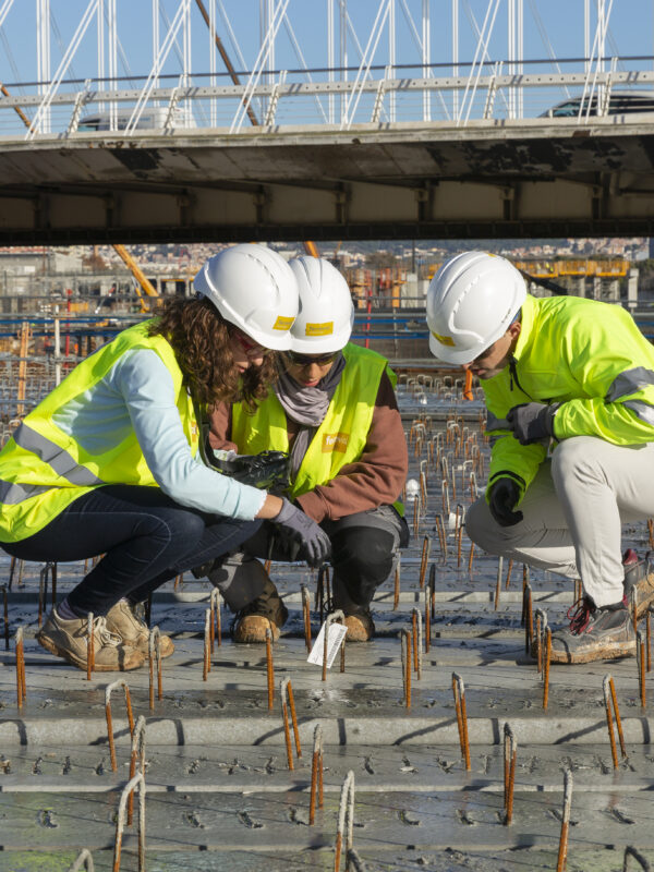 Equipo de Ferrovial trabajando en un proyecto - talento