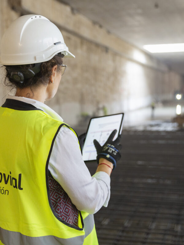 Compañera de Ferrovial trabajando en la obra - talento