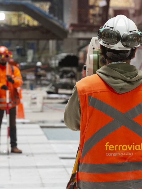 Equipo de Ferrovial trabajando en un proyecto - talento