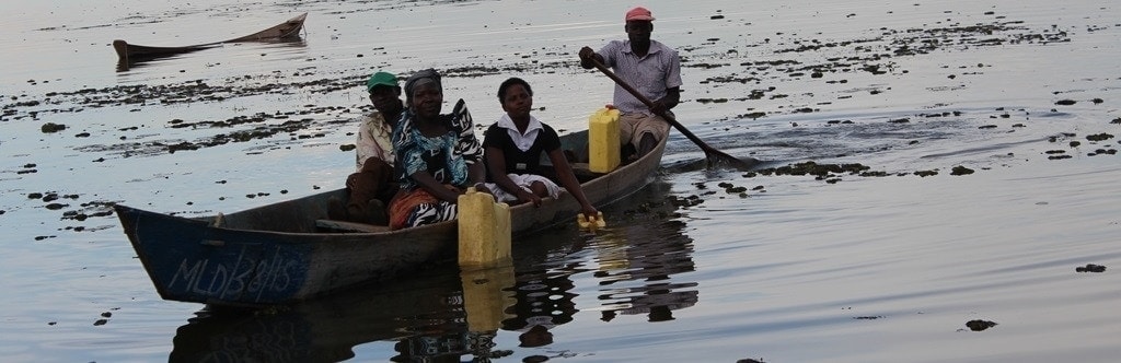 buyende uganda agua sobre la cabeza mujeres
