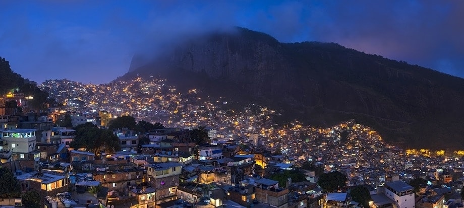 cultico vertical favela en brazil