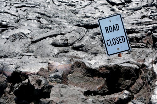 Volcanes Hawaianos road closed sign