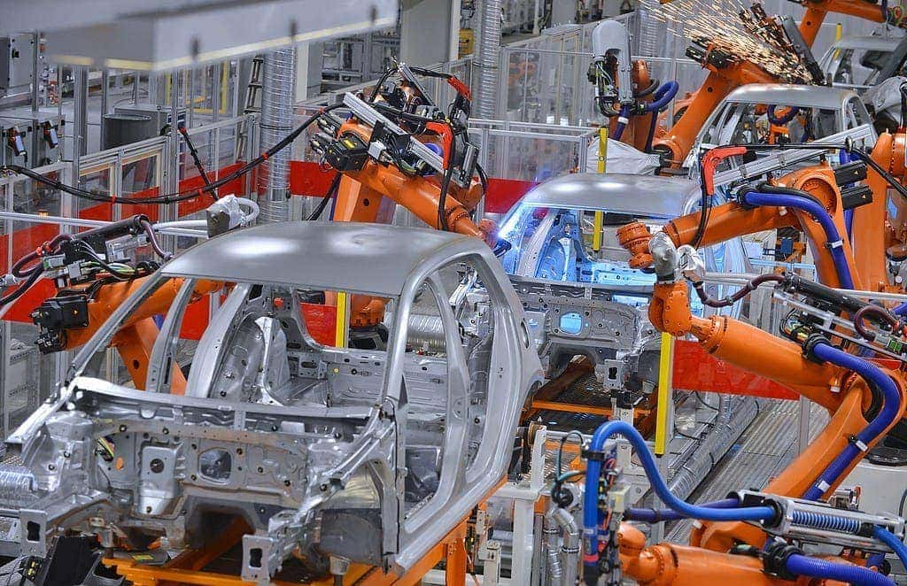 robot humano fábrica