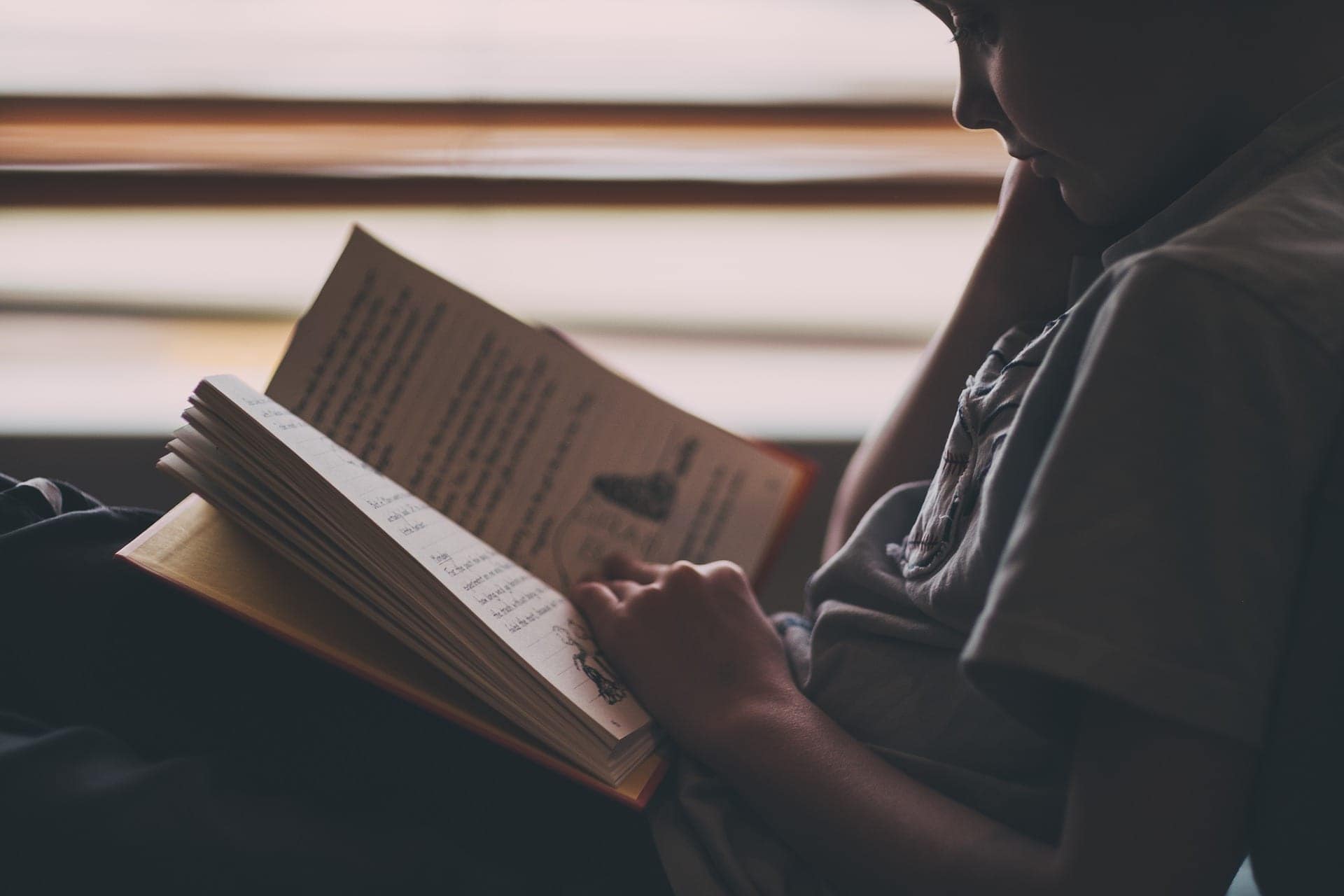 reto de la educación niño leyendo