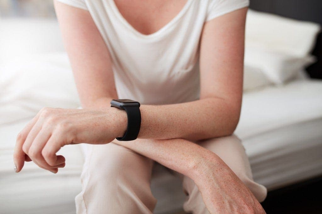 mujer con smartwatch ritmo cardíaco internet de las cosas