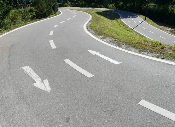 marcas viales lineas carreteras pintadas flechas