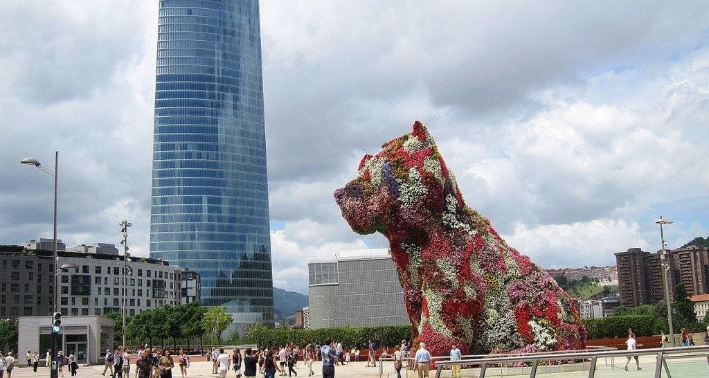 puppy the dog covered in flowers guggenheim bilbao museum 