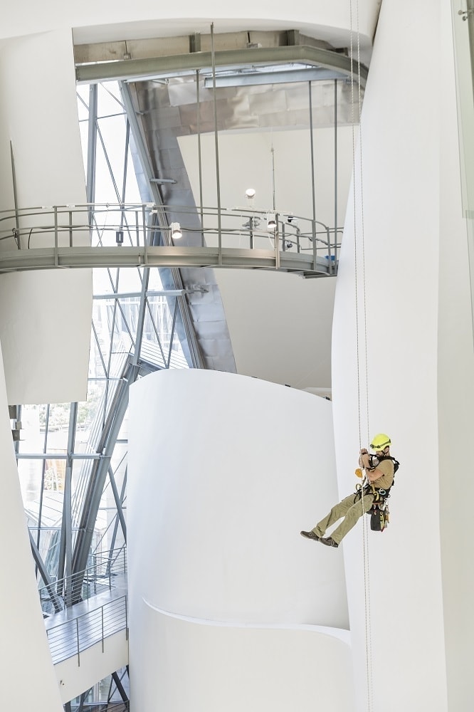 escaladores que limpian y mantenienen museo guggenheim de bilbao