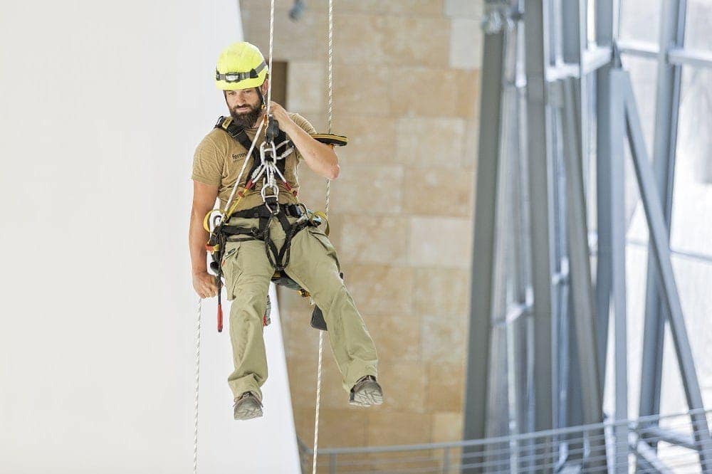 alpinistas limpieza de vidrios mantenimiento museo guggenheim bilbao