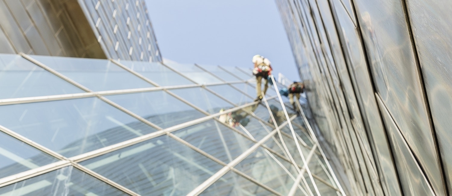 alpinistas limpieza de vidrios museo guggenheim