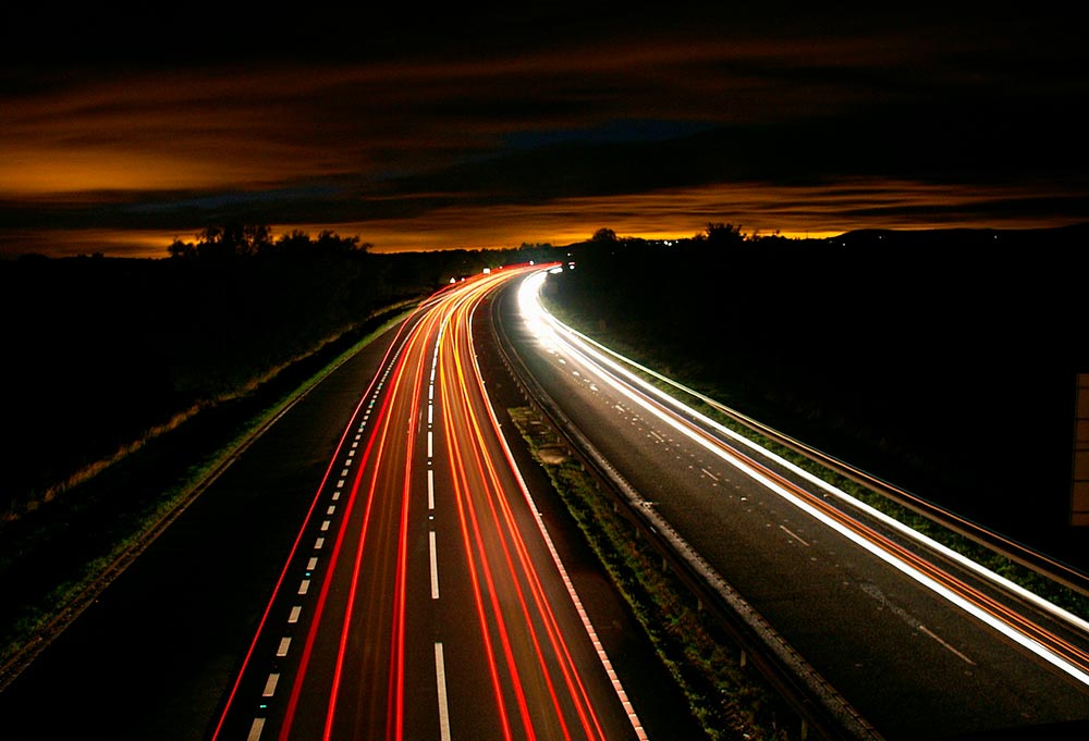 Foto que muestra el tráfico interurbano a velocidad rápida