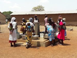 Mujeres cogiendo agua de uno de los grifos instalados