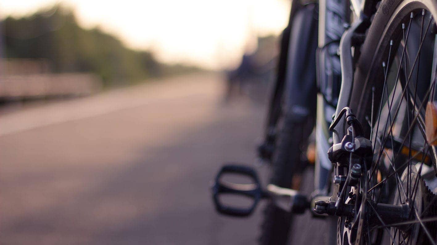 Imagen de una bicicleta circulando por carretera