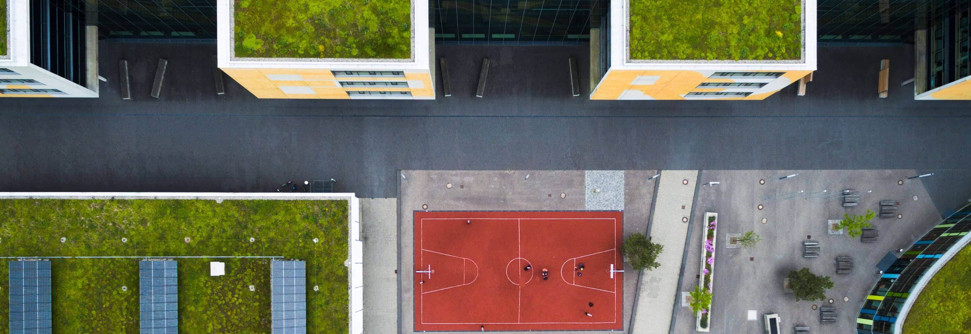Vista de pájaro de una ciudad preocupacada por el medio ambiente