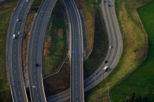 autopista sobre un puente sobre otra carretera