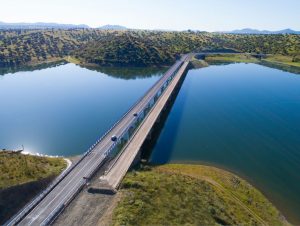 autopista sobre un lago