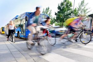 ciclistas yendo por un carril bici en la ciudad