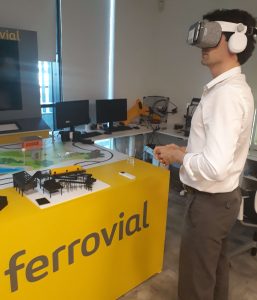 hombre usando gafas de realidad virtual en las instalaciones de Ferrovial