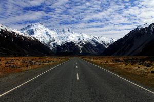 carretera con paisaje de montañas nevadas