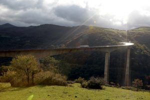 Viaducto de Montabliz, cuya pila central es la más alta de España con 130 metros