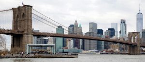 Puente de Brooklyn con los rascacielos de la isla de Manhattan detrás