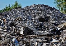 montaña de residuos apilados