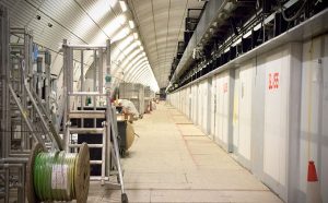 Las plataformas de la estación, con los paneles de cristal todavía cubiertos a la derecha 