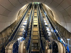 Las gigantescas escaleras mecánicas de Farringdon, todavía en plena instalación