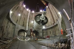 Una de las tuneladoras (TBM) de Crossrail bajando bajo tierra