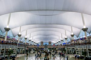 Interior del aeropuerto internacional de Denver