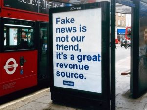 Publicidad en marquesina que pone "Las noticias falsas no son nuestras amigas, son una gran fuente de ingresos"