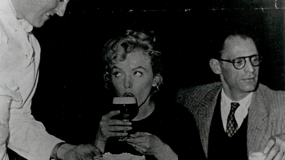 Marilyn tomando café irlandés duty free