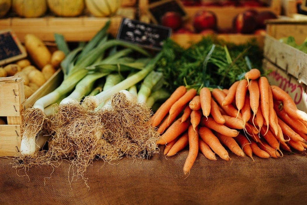 Varias verduras, zanahorias y puerros
