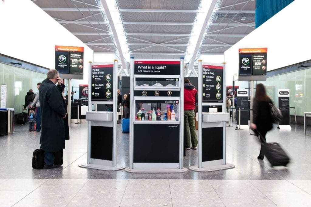 Image of a stand at the airport where you can see plastic bottles, liquids, etc.