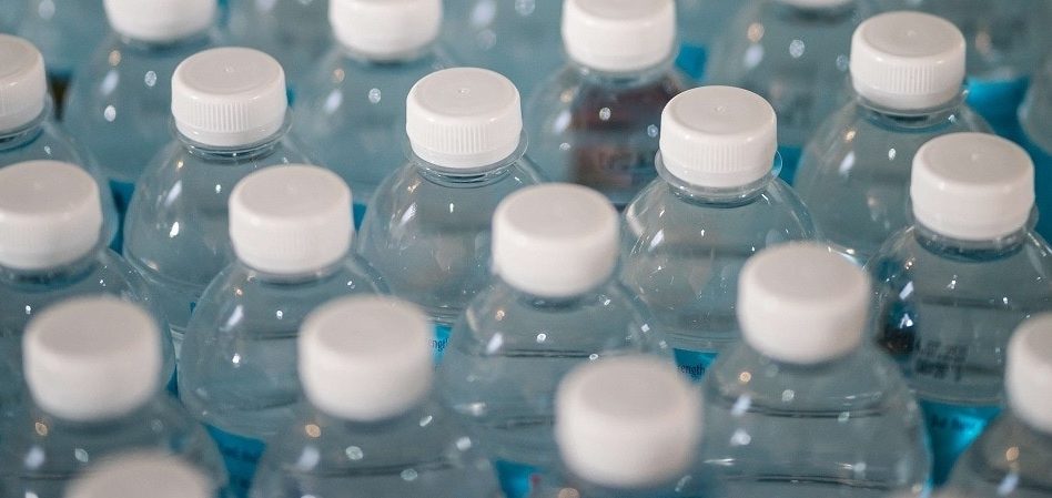 Imagen con un montón de botellas de agua de plástico
