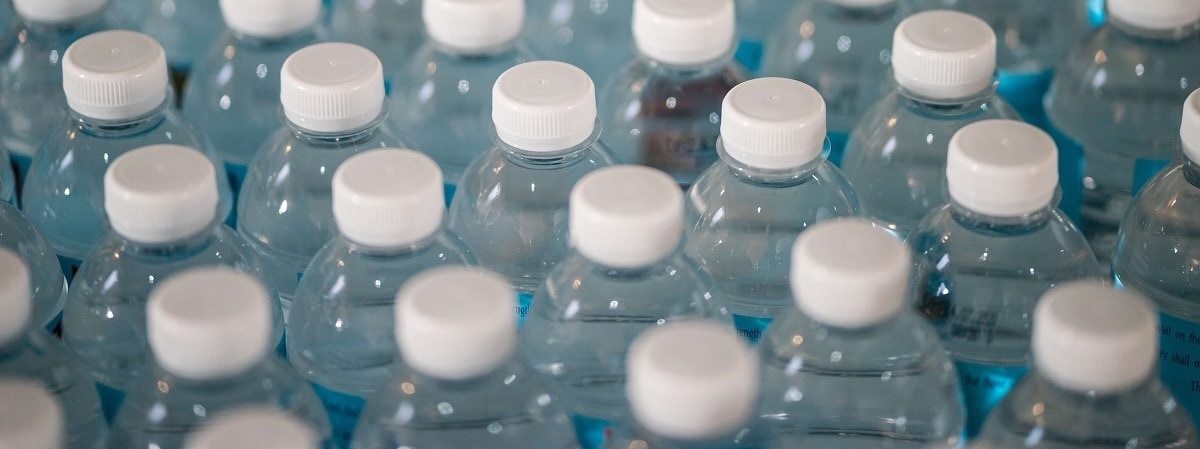 Imagen con un monton de botellas de agua de plástico