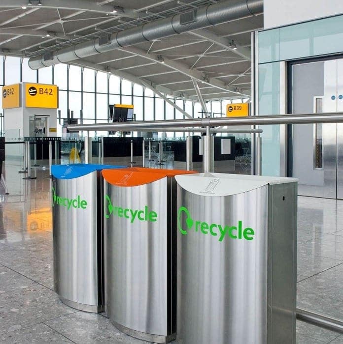 Imagen de tres contenedores de reciclaje en un aeropuerto