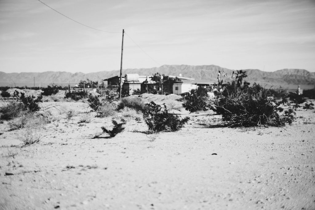  Image of an area depopulated with electricity cables