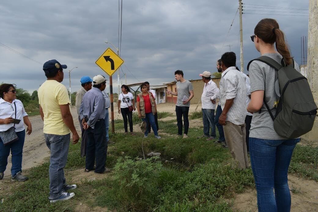 Image of the group of volunteers from Ferrovial and local people, analyzing the area