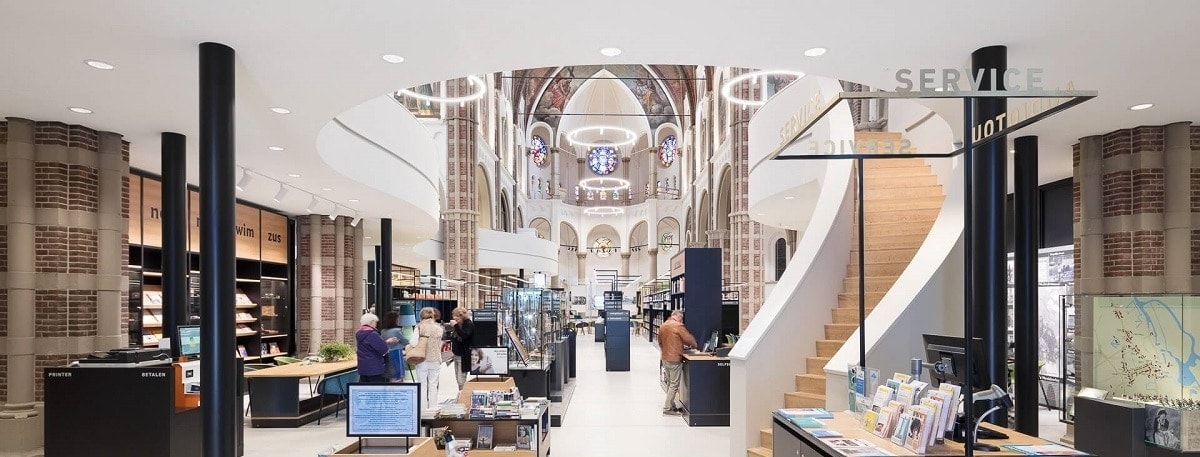 Image of the entrance to the library in which the mixture between the modern reform of the library and the church is seen