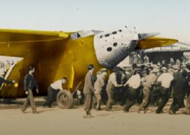 Image of the landing of the Yellow Bird plane on the beach of Oyambre and many people surround the aircraft