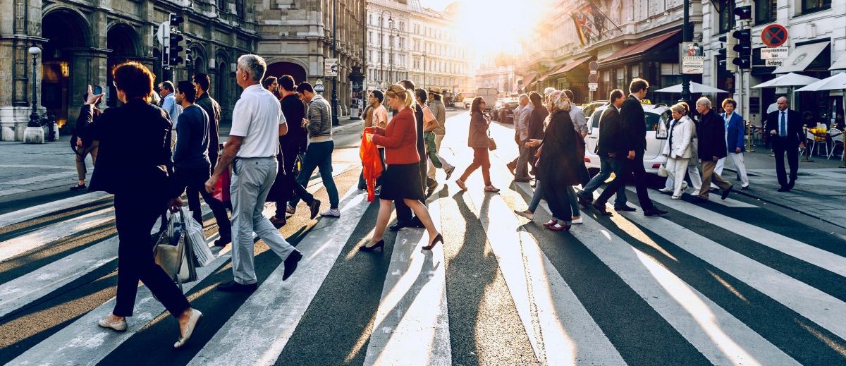 Foto de personas cruzando por un paso de cebra