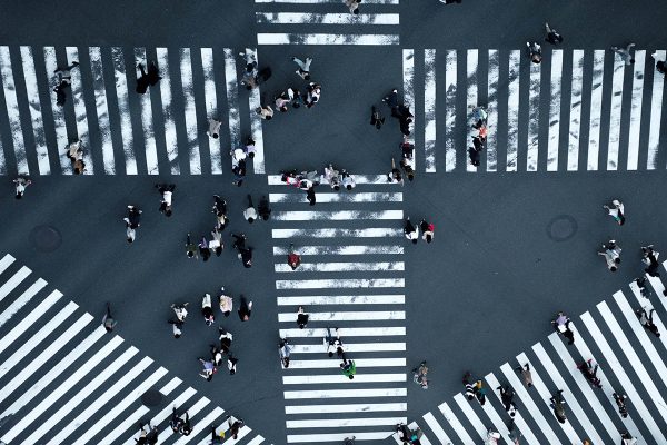 Imagen aérea de un cruce de pasos de cebra y peatones cruzando