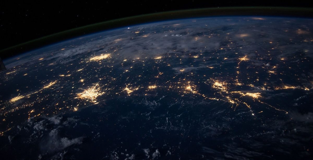 Imagen nocturna con luces nocturnas en la Tierra desde satélite
